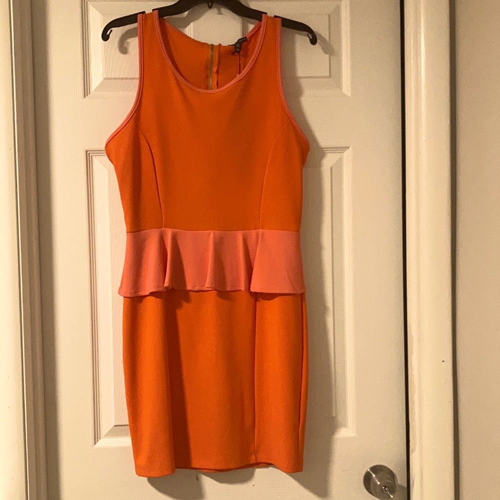 NEVER BEEN WORN! Exposed zipper! Super cute dress!